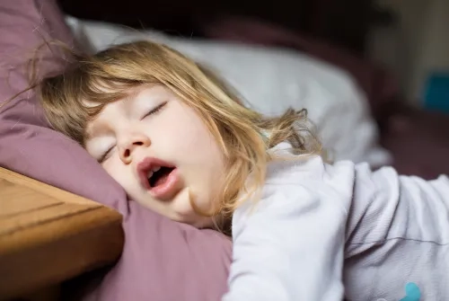 Chirurgia delle adenoidi nei bambini — immagine informativa
