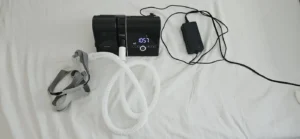 Uyku apnesi tedavisinde değerlendirilebilen CPAP cihazı, hortumu ve maskesi