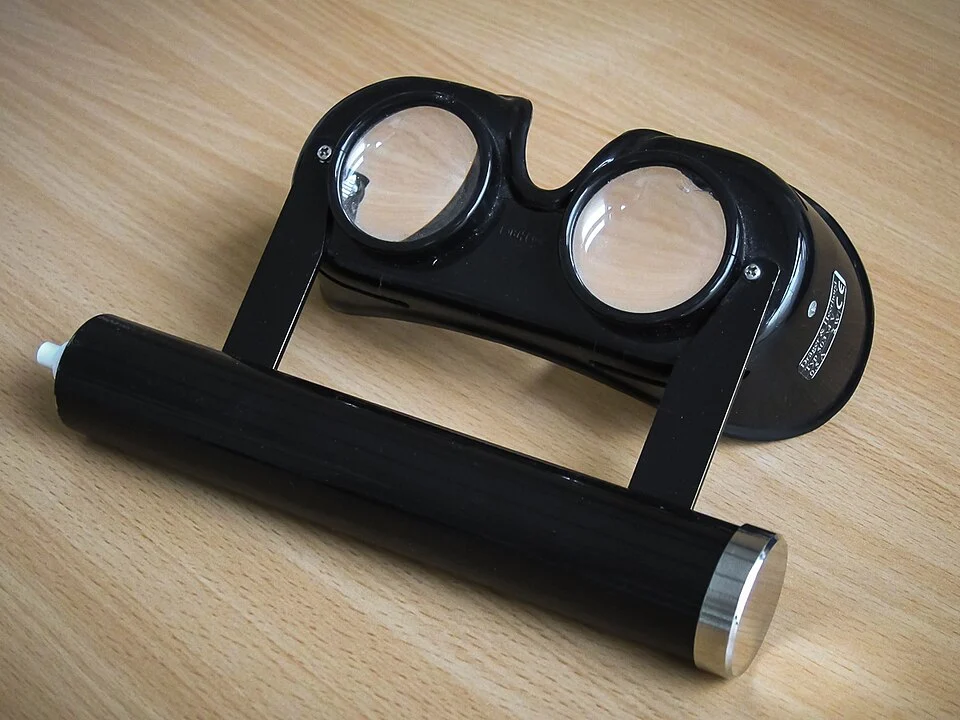 Occhiali di Frenzel utilizzati per valutare i movimenti oculari