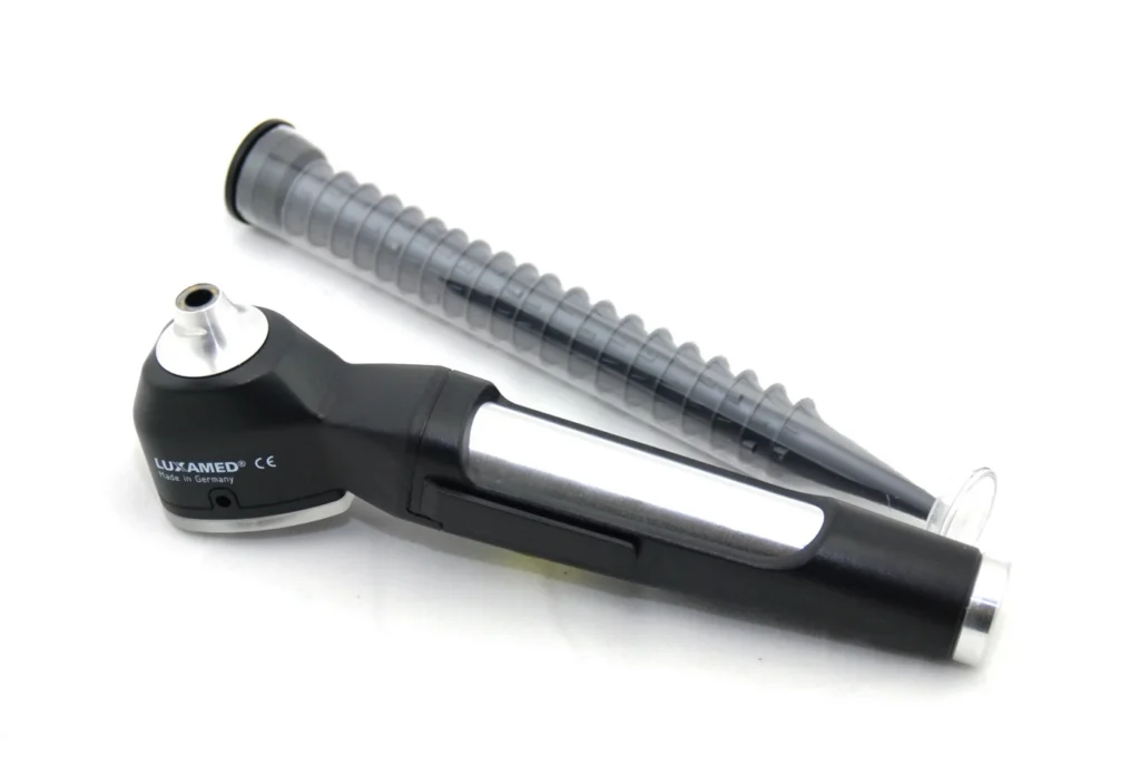 Otoscope et embouts de différentes tailles pour examiner le conduit auditif