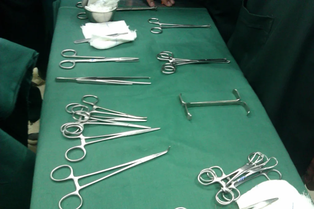 Herramientas manuales metálicas utilizadas en procedimientos quirúrgicos.
