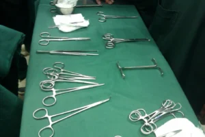 Cerrahi işlemlerde kullanılan metal el aletleri